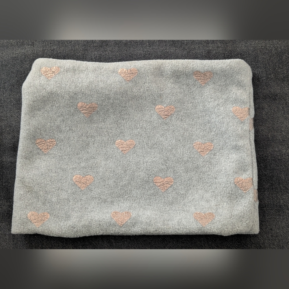 Gap neck warmer grey with hearts. Excellent pre-loved condition.